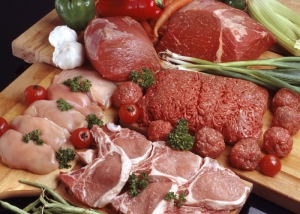 Variedade de carnes, bovinos, frangos, aves em exposição