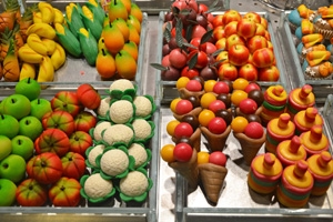 Frutas cristalizadas coloridas em exposição