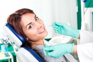 امرأة مبتسمة عند طبيب الأسنان
