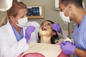 Donna che ha il check-up presso lo studio dentistico
