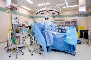 فريق جراحي يعمل على مريض في غرفة العمليات في المستشفى