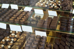 Vitrine im Schokoladen-Boutique-Shop